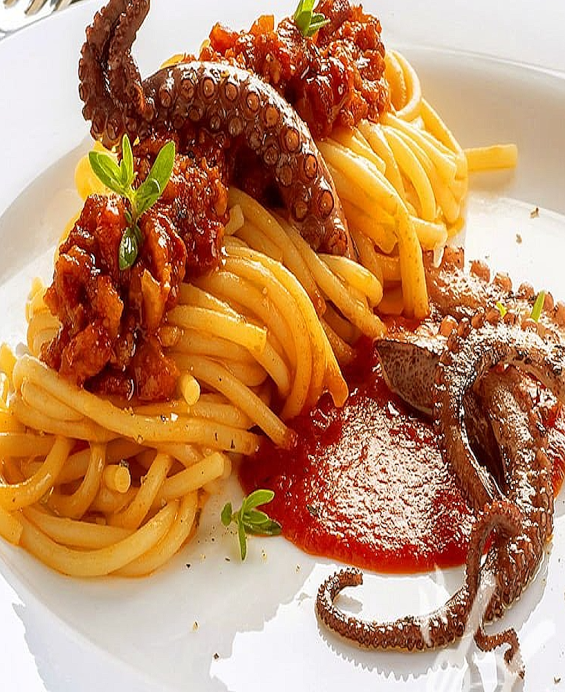 Spaghetti al Polpo Poulpe mijoté dans sa sauce tomate — tendreté méditerranéenne