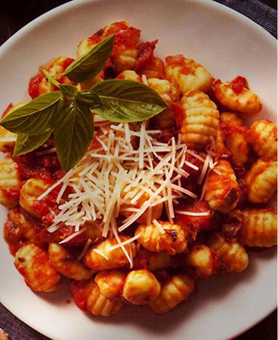 Ñoquis del 29 Gnocchis de pomme de terre au beurre et sauge — Argentine