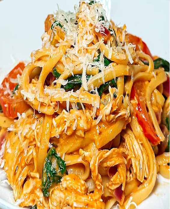 Macarrão com Frango Caipira Macaroni au poulet fermier braisé — Brésil intérieur