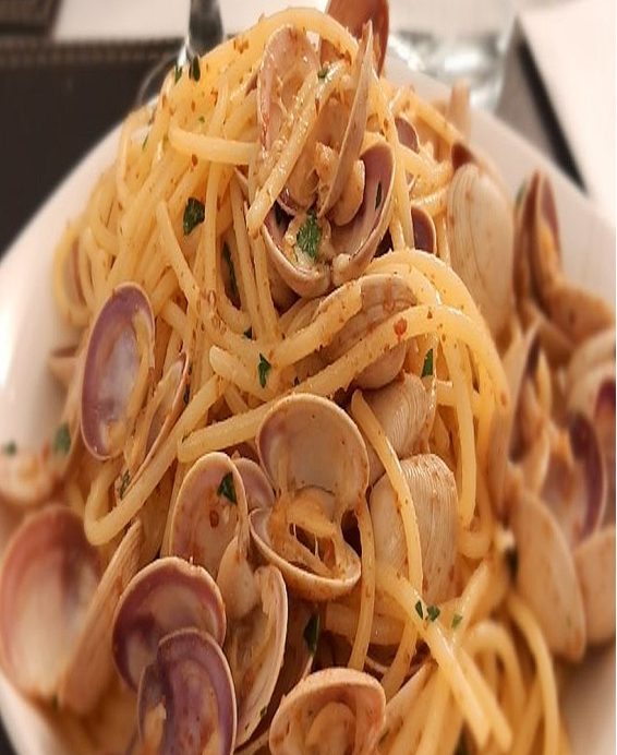 Fideos con Almejas y Ají Panca Vermicelles aux coques et piment rouge péruvien — Pérou côtier