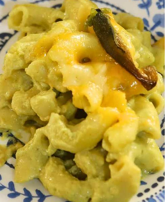 Coditos con Rajas y Crema Macaroni aux poivrons rôtis et crème — Mexique