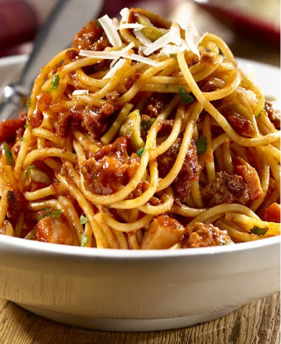 Espaguetis con Picadillo Cubano Spaghetti au picadillo haché épicé — Cuba