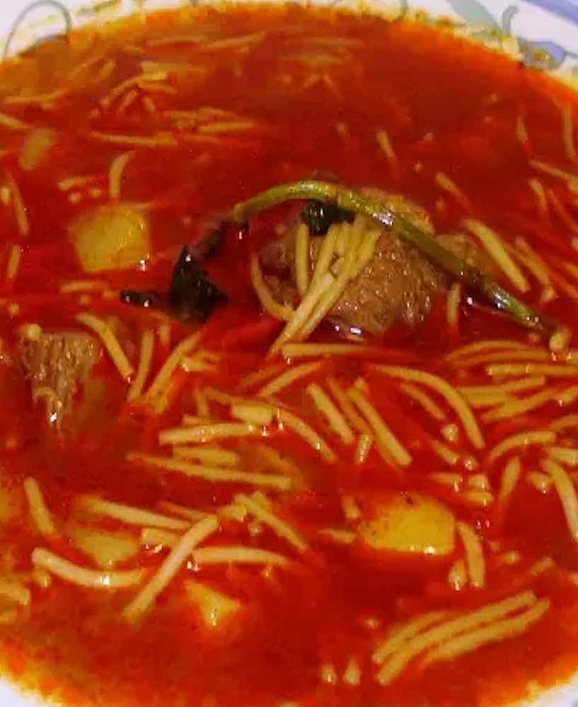 Fideos con Caldo de Res Vermicelles dans un bouillon de bœuf à l'ancho — Mexique