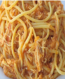 Pasta con Pollo a la Criolla Pâtes au poulet à la sauce créole — Colombie