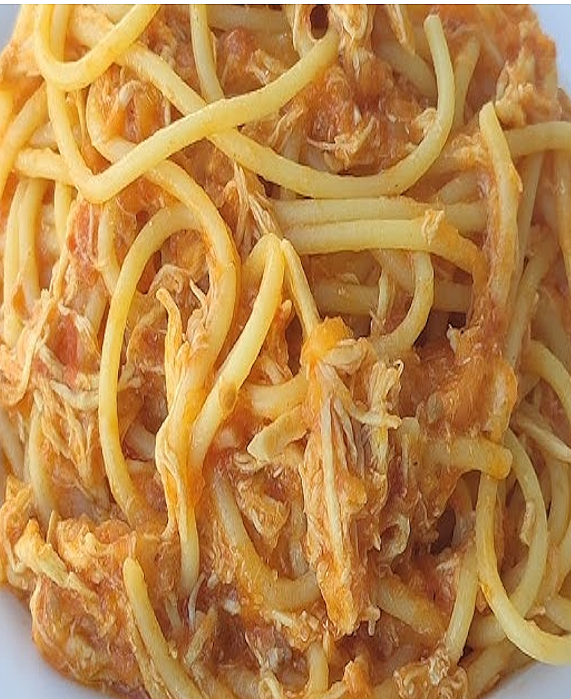 Pasta con Pollo a la Criolla Pâtes au poulet à la sauce créole — Colombie