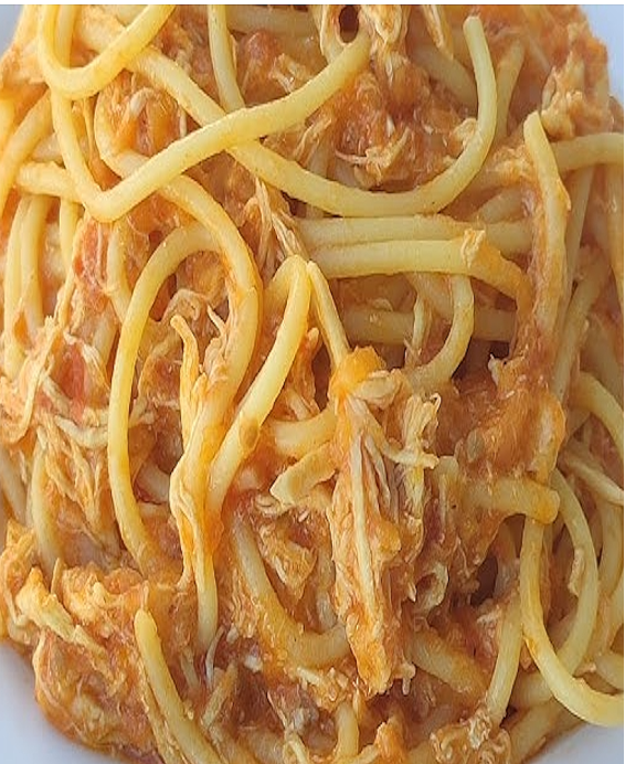 Pasta con Pollo a la Criolla Pâtes au poulet à la sauce créole — Colombie