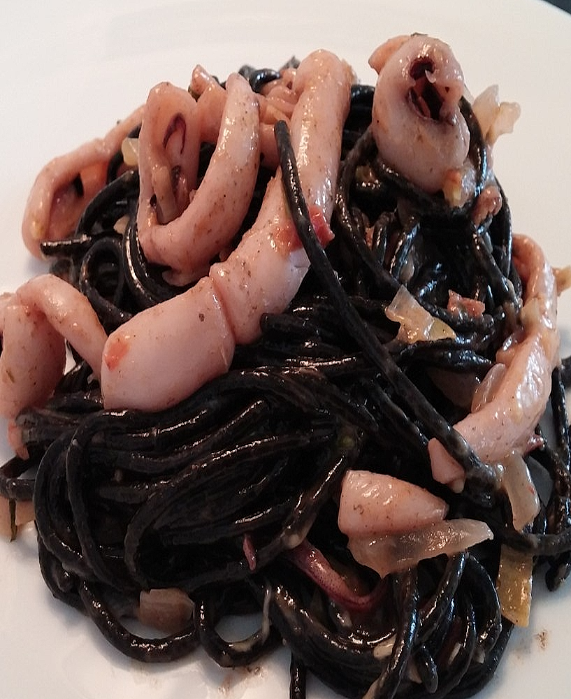 Espaguetis Negros al Calamar con Tinta Spaghetti noirs aux calamars — Venezuela / Colombie côtière