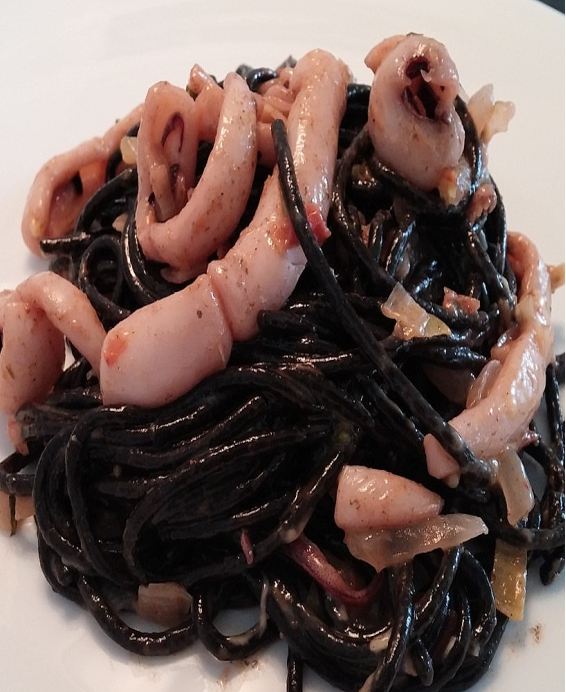 Espaguetis Negros al Calamar con Tinta Spaghetti noirs aux calamars — Venezuela / Colombie côtière