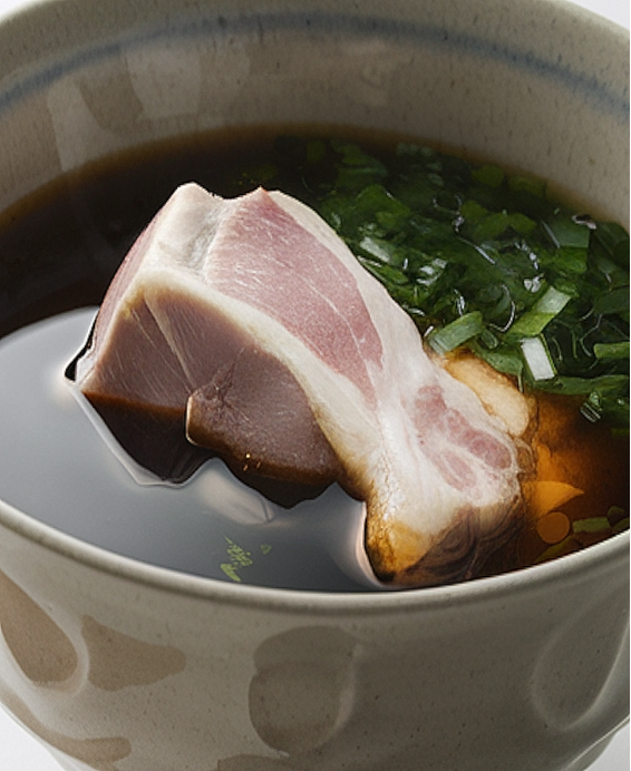 Tonkotsu Broth (豚骨スープ – Tonkotsu Sūpu)