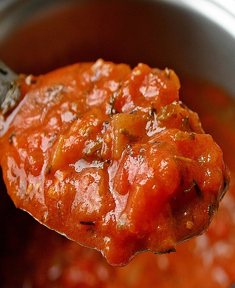 Tradycyjny włoski przepis na Sugo al Pomodoro (Sos pomidorowy)