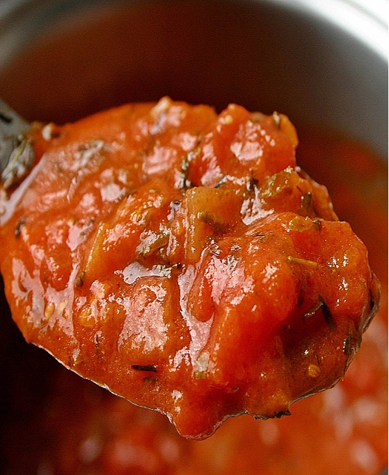 Tradycyjny włoski przepis na Sugo al Pomodoro (Sos pomidorowy)