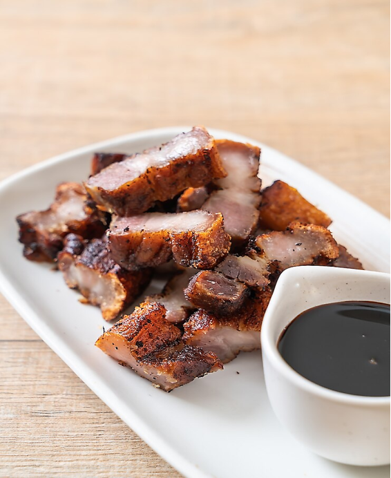 Authentiek recept voor Cantonese Char Siu (gelakt varkensvlees in plakken geserveerd)