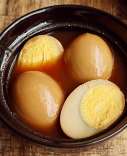 Ajitsuke Tamago (味付け玉子) — Uova marinate giapponesi come guarnizione nelle ciotole di ramen.