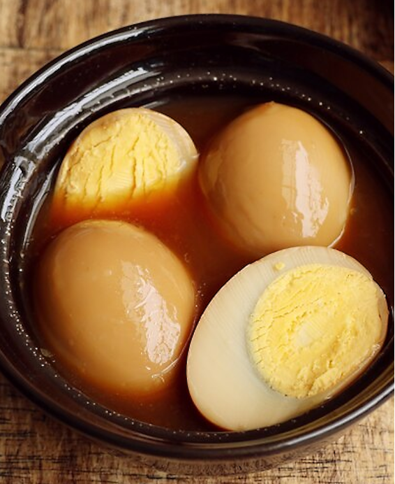 Ajitsuke Tamago (味付け玉子) — Uova marinate giapponesi come guarnizione nelle ciotole di ramen.