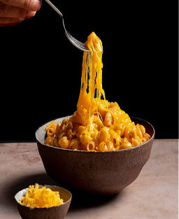 Mac & Cheese med pocherad Vallée d’Auge-kyckling som förenar finess, mjukhet och äkthet