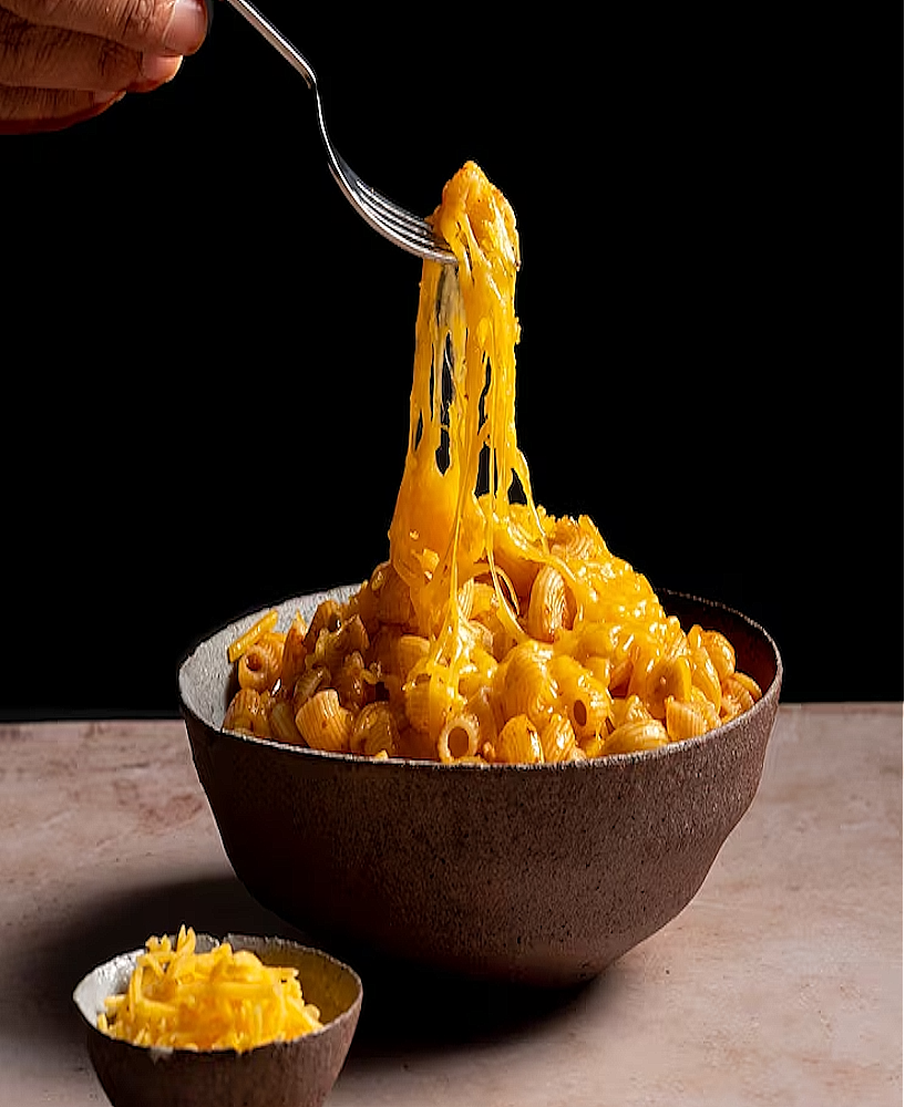 Mac & Cheese med pocherad Vallée d’Auge-kyckling som förenar finess, mjukhet och äkthet