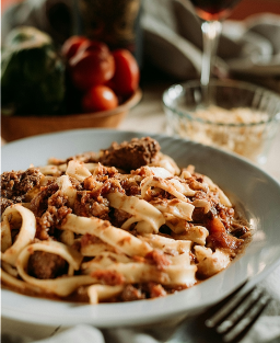 Tagliatelle po bolońsku (Ragù alla Bolognese)  Połączenie tradycji, autentyczności i wyjątkowego produktu
