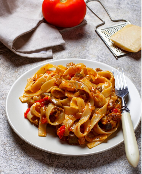 Tagliatelle inspirerad av Vegetarisk Bolognese-sås (Vegetabiliskt Ragù) med Rökt Tofu
