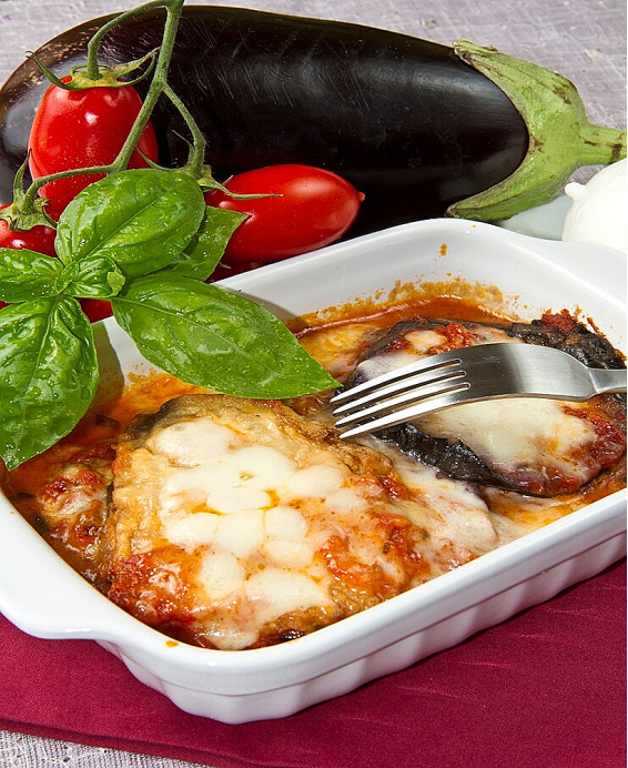 Bakłażany alla Parmigiana i Frittata ze szpinakiem: tradycyjne i smaczne wegetariańskie duo