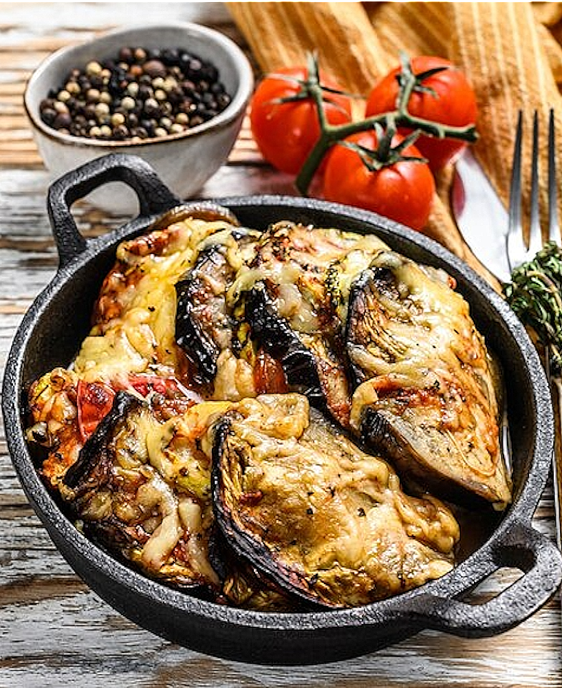 Bakłażany alla Parmigiana i pieczone filety z kurczaka z cytrusami – smakowite połączenie kuchni śródziemnomorskiej
