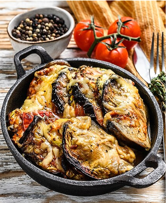 Bakłażany alla Parmigiana i pieczone filety z kurczaka z cytrusami – smakowite połączenie kuchni śródziemnomorskiej