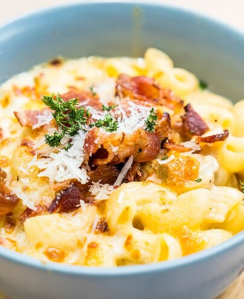 Mac & Cheese med Långsamt Kokta Baconbitar och Rökta Baconchips En kombination av mjukt, krispigt och traditionellt