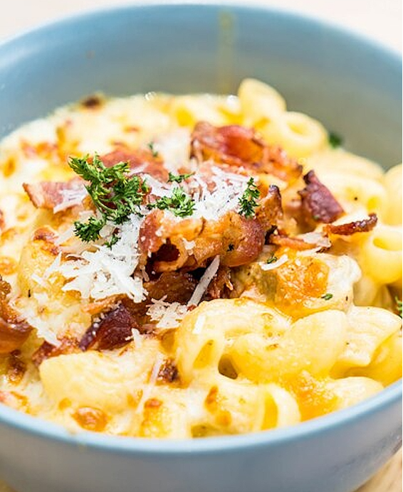 Mac & Cheese med Långsamt Kokta Baconbitar och Rökta Baconchips En kombination av mjukt, krispigt och traditionellt