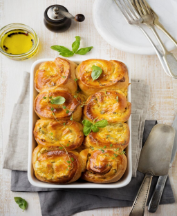 Ślimaki w brioche mille-feuille lub miękkim brioche, jabłkowo-selerowy dip, zimny łagodny bulion czosnkowy, świeże pokrzywy.