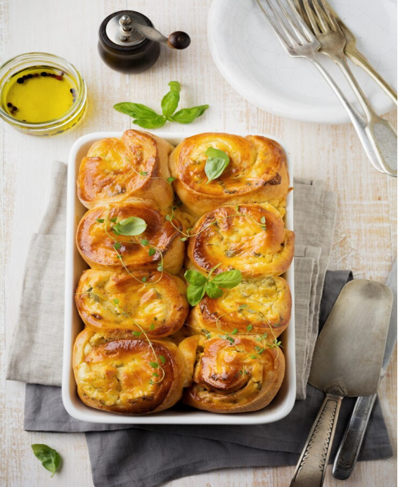 Ślimaki w brioche mille-feuille lub miękkim brioche, jabłkowo-selerowy dip, zimny łagodny bulion czosnkowy, świeże pokrzywy.