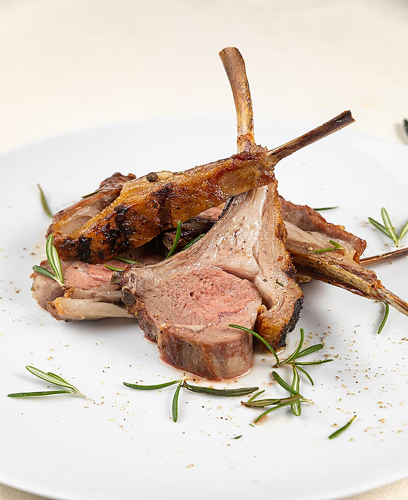 Lammrack från Mont‑Saint‑Michel pré‑salé med örtkrisp, palsternacksgratäng med Camembert, nässelvelouté, cider‑jus