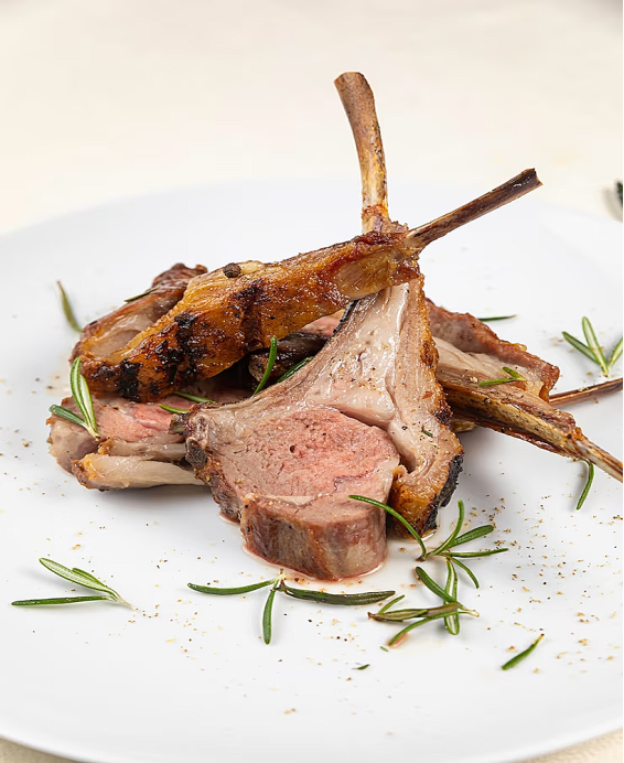 Lammrack från Mont‑Saint‑Michel pré‑salé med örtkrisp, palsternacksgratäng med Camembert, nässelvelouté, cider‑jus
