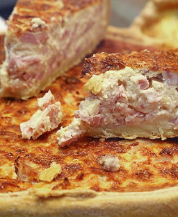Traditionellt recept på äkta Quiche Lorraine med färska fläskbitar, enkelt och autentiskt.
