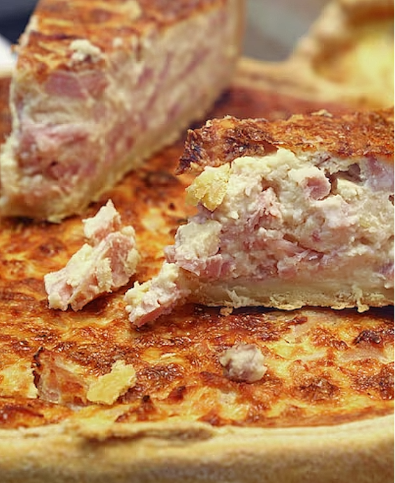 Traditionellt recept på äkta Quiche Lorraine med färska fläskbitar, enkelt och autentiskt.